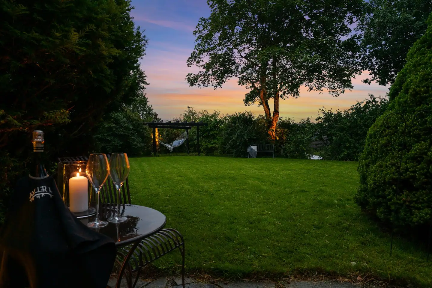 Eiendommen ligger i et rolig og etablert boligområde med gode solforhold, flott utsyn og nærhet til både servicetilbud, marka, skoler og flo